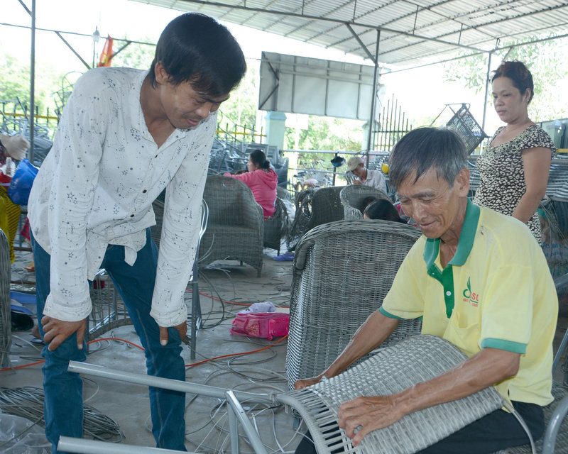 (Anh Nguyễn Hoàng Đạt (bên trái) hướng dẫn ông Đặng Minh Khá làm ghế nhựa) (1).jpg